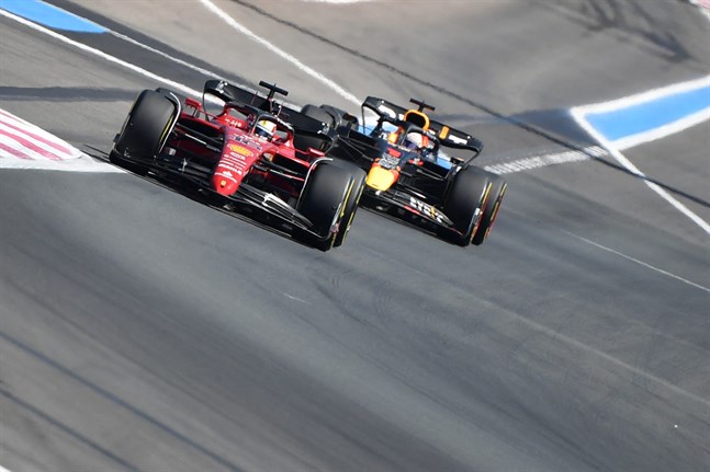 Ferraris Charles Leclerc (i röda bilen) var trea och Max Verstappen bara tia i kvalet till Ungerns GP. Mercedes George Russell var snabbast.