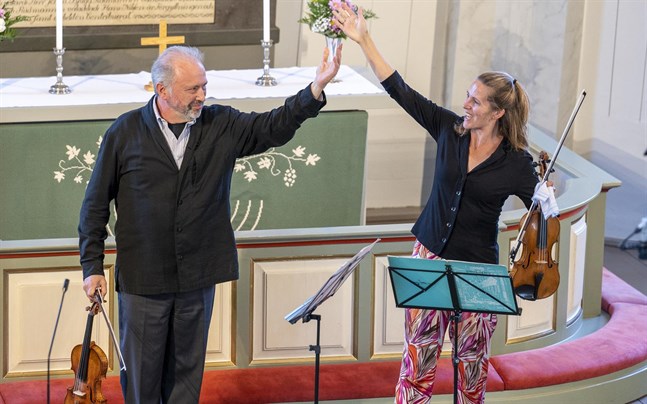 Violinisterna Cecilia Zilliacus och Dmitry Sitkovetsky tar emot publikens applåder i den fullsatta kyrkan i Replot.