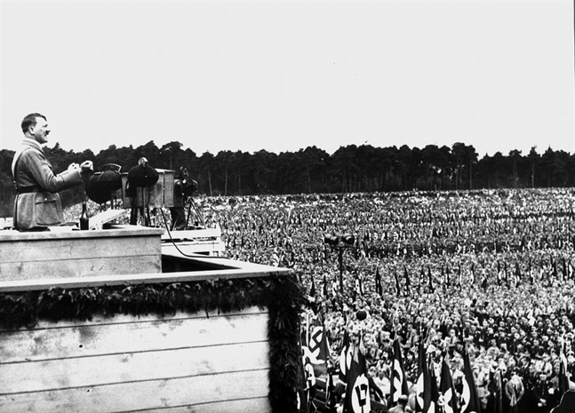 Adolf Hitler håller ett tal 1933.
