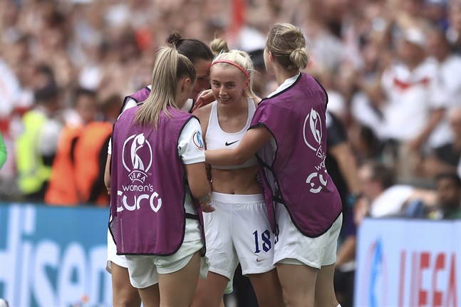 Englands Chloe Kelly, i mitten, firar målet som gav England EM-guld.