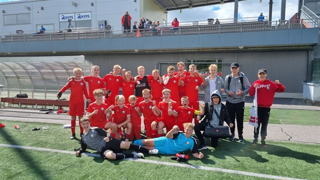 Laget firar segern i semifinalen mot JIPPO-j.