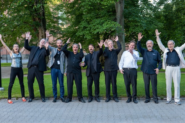 En historisk bild. Då Musikfestspelen Korsholm hade 40-årsjubileumskonsert så hade den konstnärliga ledaren Cecilia Zilliacus bjudit in alla som haft uppdraget före henne: (från vänster) Henri Sigfridsson, Dima Slobodeniouk, John Storgårds, Marko Ylönen, Frans Helmerson, Olli Mustonen, Dmitry Sitkovetsky och Seppo Kimanen.