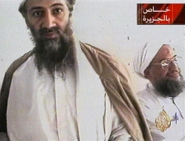 Den ökände terrorledaren Usama bin Ladin (till vänster) och Ayman al-Zawahiri (till höger) på bild tagen från en tv-sändning i oktober 2001.