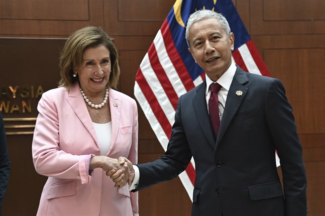Nancy Pelosi tas emot av sin malaysiske kollega, talman Azhar Azizan Harun, i parlamentet i Kuala Lumpur på tisdagen.