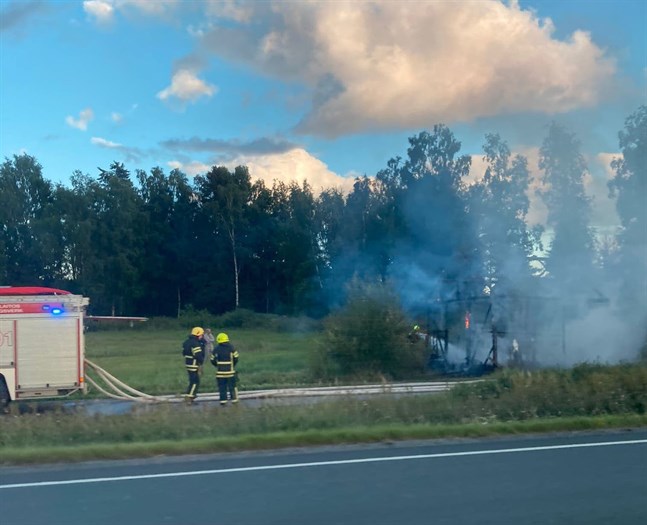 En lada i Katternö brann ner till grunden på tisdagskvällen.