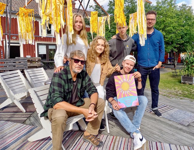 Paula Smeds, Naomi Leppilampi, Jon Kackur, Sebastian Sundqvist, Beni Edström och Noah Muukkonen ingår i arrangörsstaben för Humlefestivalen.