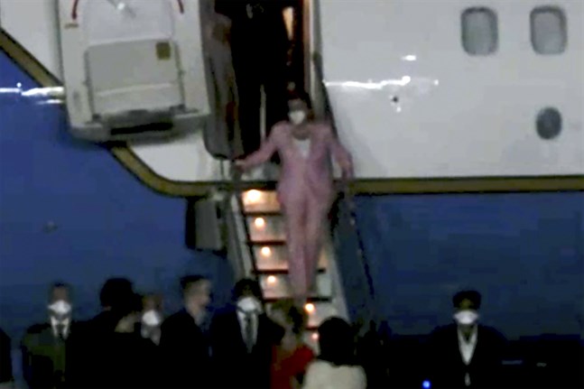 Nancy Pelosi lämnar flygplanet i Taipei.