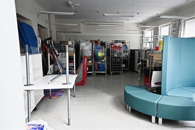 Både möbler och inventarier väntar på att flyttas till sina platser. Korridorerna och utrymmen som skolbiblioteket har blivit tillfälliga förvaringsutrymmen.
