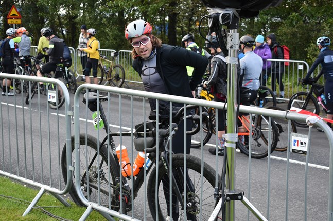 Juha Rinta-aho med sin egenbyggda cykel har precis passerat mållinjen i grustävlingen The Rift på Island.