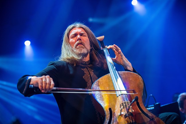 Svante Henryson använder instrumentet inte bara för melodier utan också som bas eller rytminstrument, skriver Rolf Nordman.