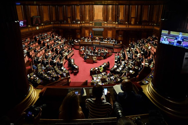 Av den italienska senaten röstade 202 senatorer ja, 13 nej, och två röstade blankt.
