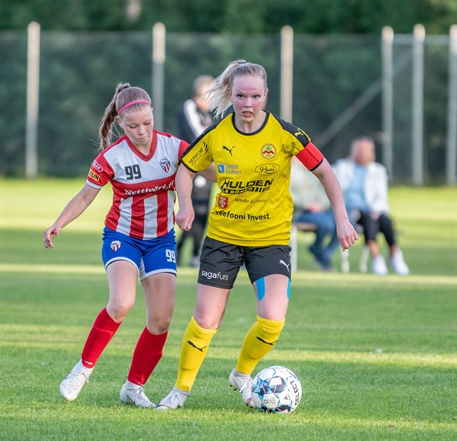Helmi Ylikangas (99) och Myrans Johanna Bexar i aktion i tisdagens match i Karleby.