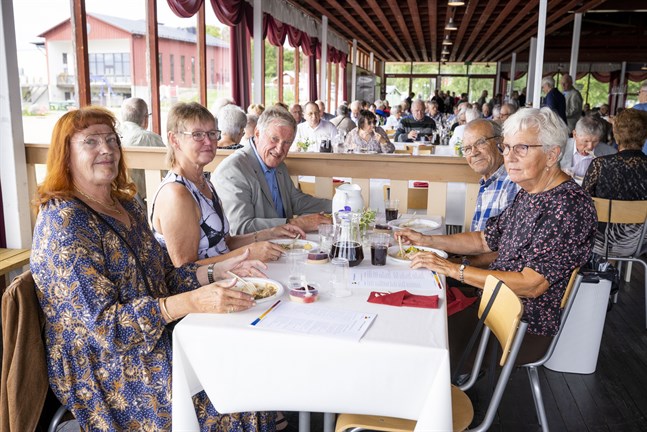 Vöråborna Karita Ohlis, Marie och Tor Johansson, Benita Lähdes och Sören Alm ser framemot Carismas scenshow på eftermiddagen.