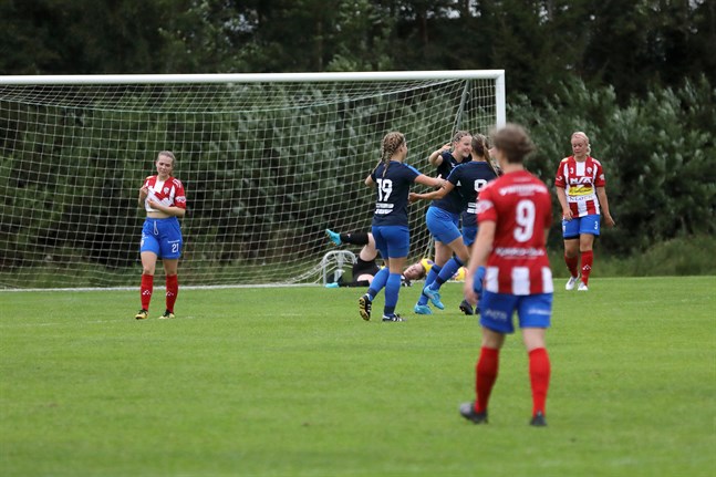 Corinne Skrabb öppnade målkontot för Esse IK. Här firar hon tillsammans med lagkamraterna Sofia Matikainen (9) och Amanda Vikström (19).