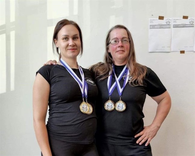 Ida Wiklund och Anne Söderlund med guldmedaljerna efter segrarna i Helsingfors under veckoslutet.