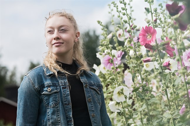 Än så länge bor den nyblivna studenten Nora Finholm i Larsmo, men i höst bär flyttlasset av till Helsingfors.