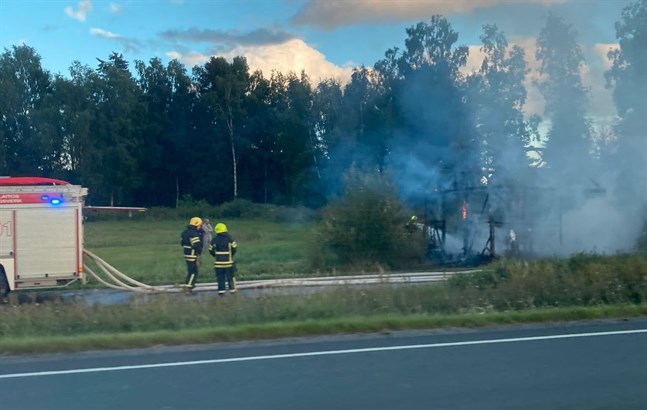 Allt talar för att det var två unga pojkar som startade branden som förstörde ladan i Katternö.