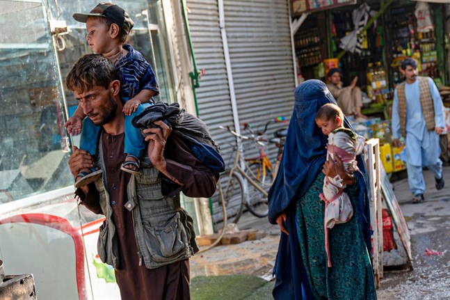Natalie Amiri har skrivit en mycket viktig bok om läget i Afghanistan, skriver Sture Enberg. Till exempel får en kvinna inte längre åka taxi såvida hon inte har en manlig ledsagare med sig. På bilden en afghansk man med sin fru och sina barn i närheten av moskén Pul-e Khishti i Kabul i juli.