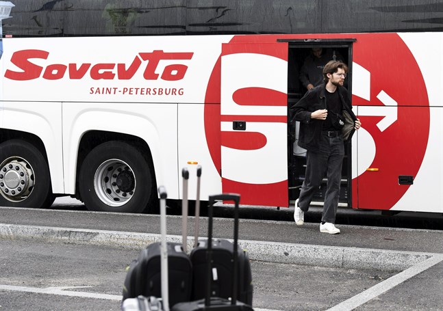 En buss från S:t Petersburg har kommit till Helsingfors flygplats. Många ryssar utnyttjar nu Finländska turistvisum för att ta sig vidare ut i världen.
