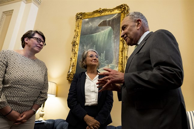 Teamledare för det politiska teamet vid Finlands ambassad i Washington, Päivi Nevala (till vänster), och Sveriges ambassadör i Washington, Karin Olofsdotter, träffade Senatens majoritetsledare, demokraten Chuck Schumer, inför omröstningen på onsdagen.
