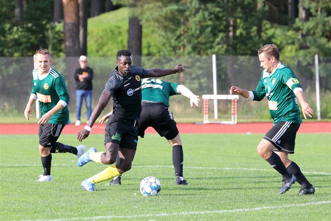 Junior Oyono gjorde mål för NIK. Här i matchen mot Sundom IF och Ludwig Siegfrids.