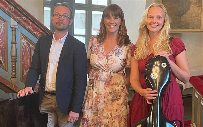 "Connected"-trion är Mikael Svarvar, Heidi Storbacka och Joanna Hanhikoski.