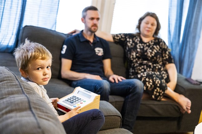 Neo Stenlund är fem år och har autism. Hans föräldrar Benita och Jonathan berättar att Neo trots sina utmaningar är en solig, glad och kramgo kille med en stark vilja.