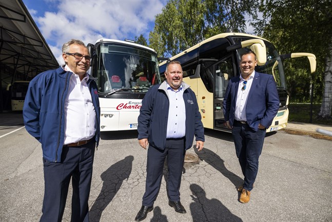 Kenneth Engsbo är nöjd över att Oravais Trafik ville köpa hans bussbolag. Niklas Iso-aho, vd, och Filip Hästbacka, operativ chef, säger att de tar över ett välskött företag.