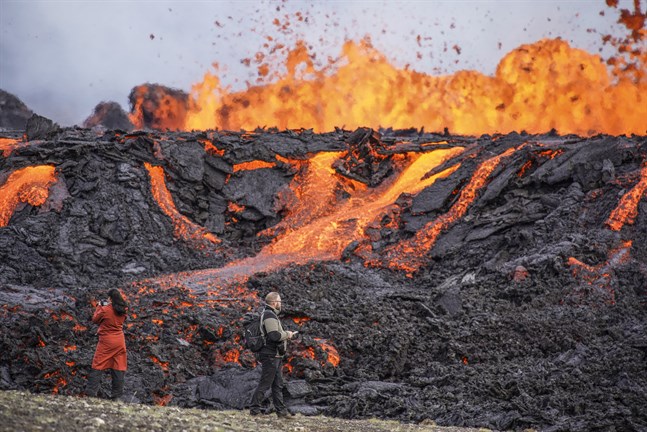 Het lava började i onsdags välla ut från en trång spricka i Fagradalsfjäll, drygt 30 kilometer från huvudstaden Reykjavik.