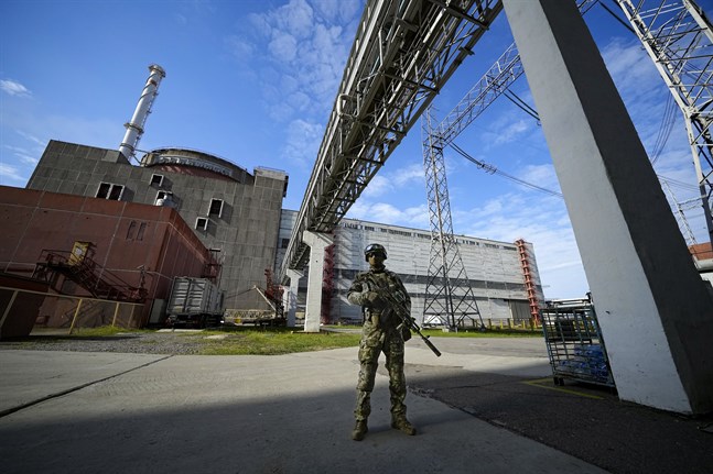 En rysk soldat på vakt vid kärnkraftverket Zaporizjzja. Bild från i maj.