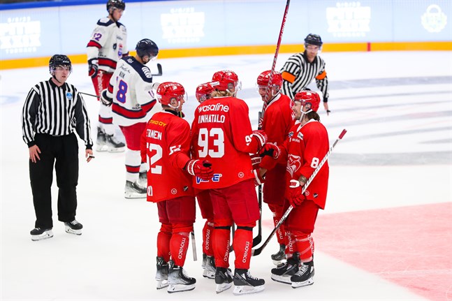 Lassi Vanhatalo ordnade Sports 0–1-mål mot Tuto Hockey på egen hand och fick hjärtliga gratulationer.