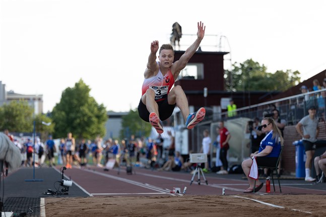 Kristian Bäck (Viipurin Urheilijat) gjorde sin första tävling för säsongen i FM och hoppade hem ett brons.