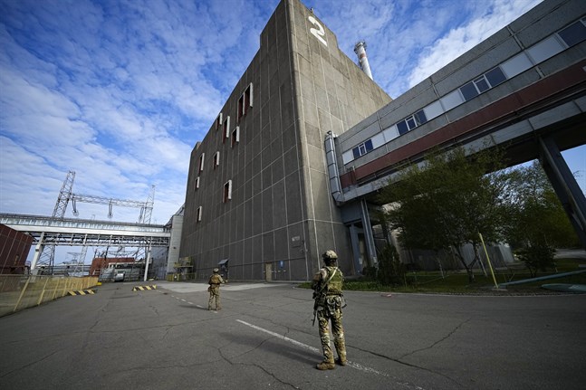 Ryska soldater på vakt vid kärnkraftverket Zaporizjzja. Bild från i maj.