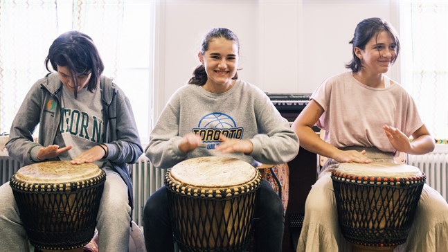 Trumsessionen såg ut att vara uppskattad hos yngre och äldre barn. Här trummar Emma Bahdasarian, Vlada Tulupova och Rimma Bahdasarian.
