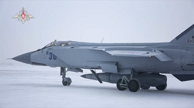 Fotot visar ett ryskt stridsflygplan som bär en hypersonisk stridsrobot. Arkivbild.Foto: Ryska försvarsdepartementet/AP/TT