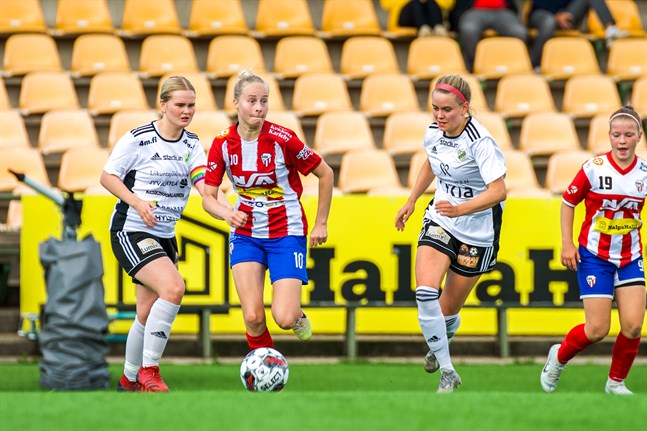 GBK:s Jamina Käld (10) i aktion på mittfältet. Inhopparen Helmi Ylikangas till höger.