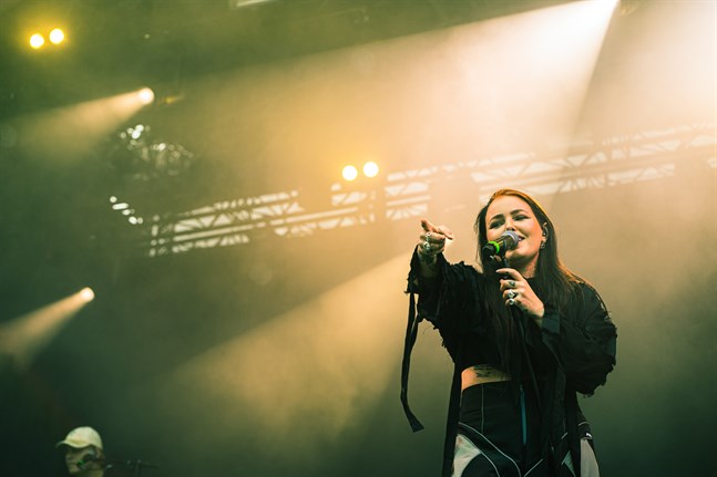 Miriam Bryant trivdes på scenen i Vasa. Hennes spelning innehöll stora hitlåtar som "Allt jag behöver", "Tystnad i luren" och "Gråter om du vill".