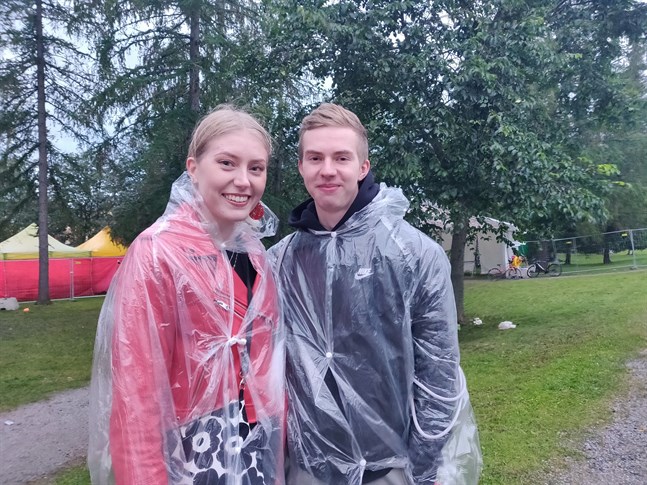 Sonja Vesterbacka från Uleåborg och Benjami Laukkonen från Vasa hade bokat biljetter enkom för att se de artister som inte hann uppträda på lördagen.