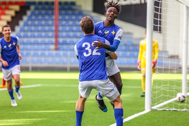 Lubunga Etoka satte två mål hemma mot OTP på lördagskvällen då VIFK knep tredje segern i rad i division 2.