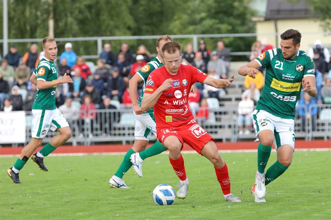 Charalampos Chantzopoulos fick en smäll mot Jaro. Severi Kähkönen i Jaro snurrar runt med honom och en skymd Patrick Byskata i KPV som nu också är skadad. Julius Järvinen till vänster.