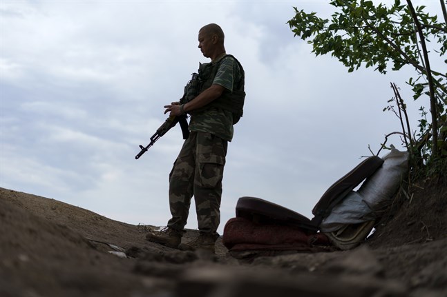 Ukrainska soldaten Igor Ryazantsev håller vakt i närheten av Slovjansk i fredags.