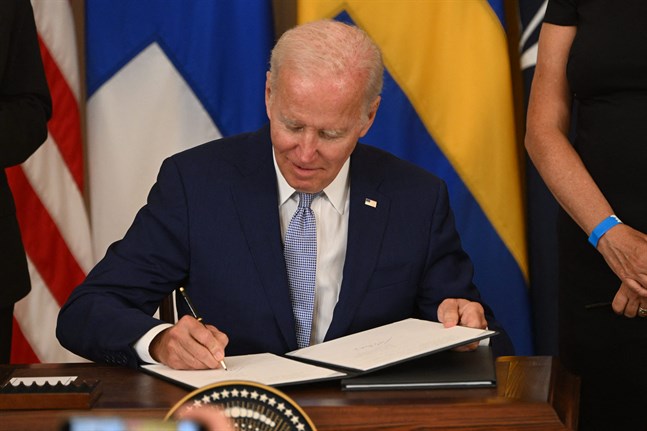 Här skriver USA:s president Joe Biden under Finlands och Sveriges Natoanslutningsprotokoll.