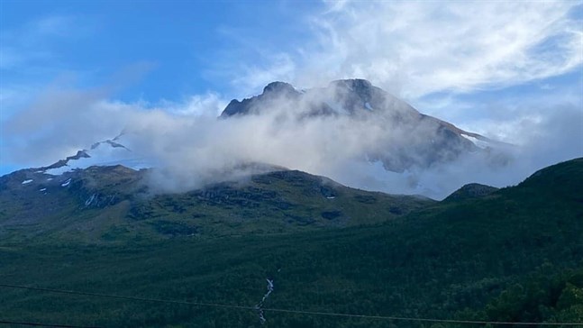 En alpin räddningsgrupp om fem personer deltog i måndagens räddningsoperation vid fjället Skjomtinden i Narvik i Norge.