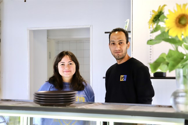 Khalid Jasim och Ksenia Crnobrnja har serverat kunderna på öppningsdagen.