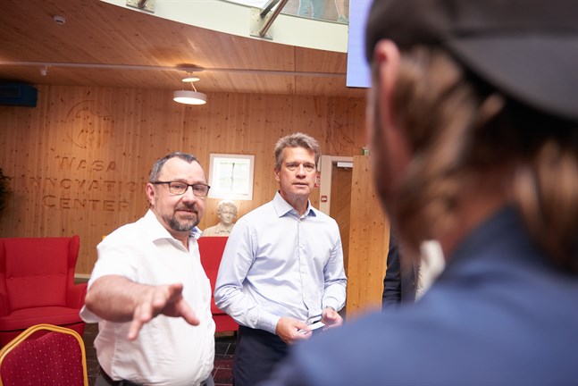 Rasmus Hautala och Kjell-Owe Ahlskog har stora tankar om den gröna vätgasens framtid och ser att Österbotten kan bli en mycket viktig producent.