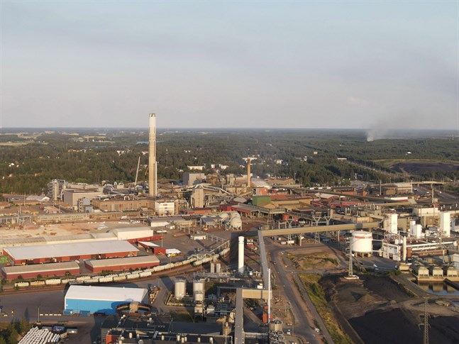 Enligt Statistikcentralen ökade industrins orderingång med 9,4 procent under januari–juni jämfört med året innan. På bilden syns storindustriområdet Boliden Harjavalta.
