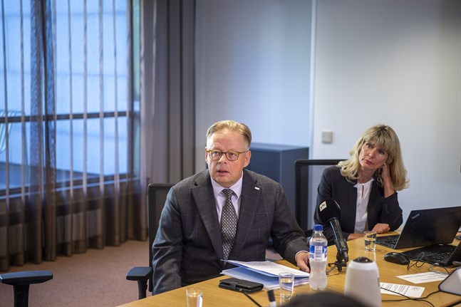 Helsingfors borgmästare Juhana Vartiainen och personalchef Nina Gros höll ett presstillfälle på tisdagen.