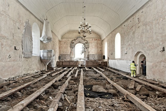Gamla kyrkan i Storkyro utan golv. En kartläggning av vad som döljer sig under golvet görs för att man ska kunna planera ventilationen. Men samtidigt får man underlag för eventuella framtida utgrävningar.