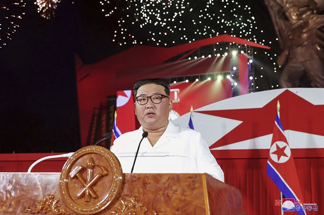 Nordkoreas ledare Kim Jong-Un. Bild tillhandahållen i slutet av juli av den statliga nyhetsbyrån KCNA och beskrivs föreställa ledaren under ett tal vid festligheter för att uppmärksamma årsdagen av vapenstilleståndsfördraget med Sydkorea.