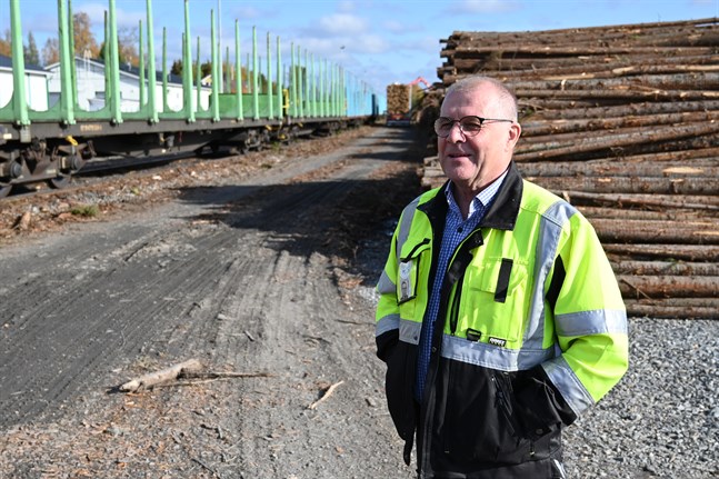 Den nya lastplatsen i Östermark (Teuva) ökade virkestransporterna på järnvägen. Verksamhetsledare Jorma Vierula säger att Kasköbanan nu är i ett kritiskt läge – nu måste pengar för underhållet reserveras i statens budget.